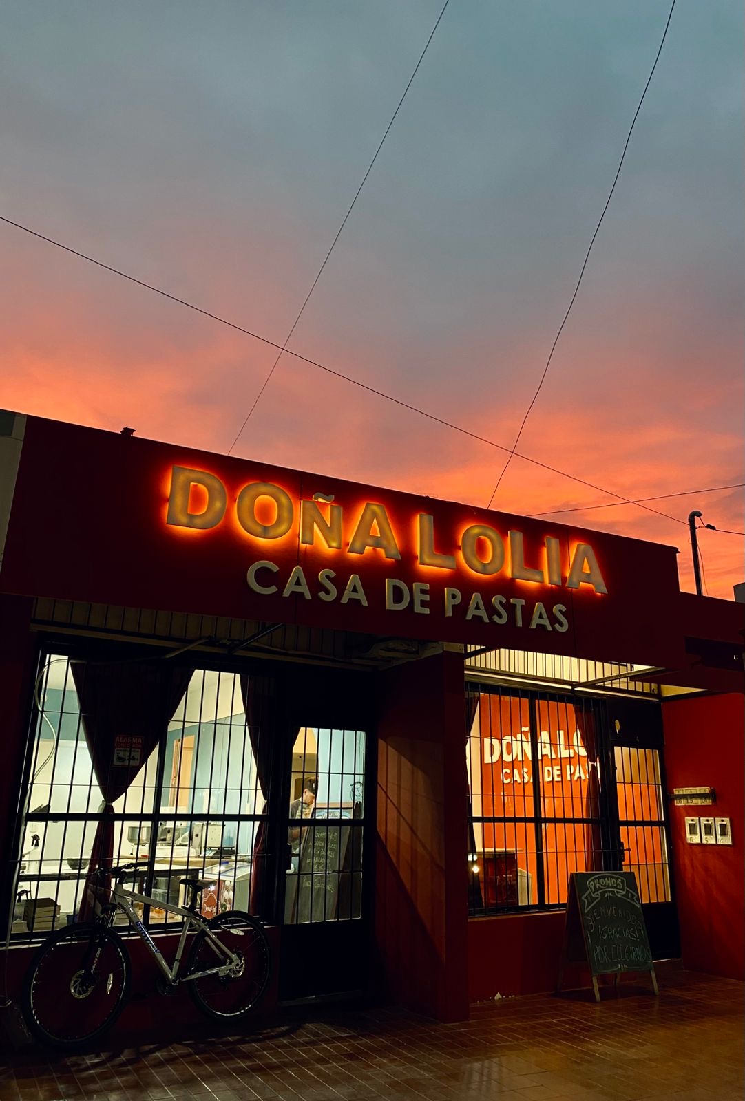 Frente exterior de Doña Lolia al atardecer