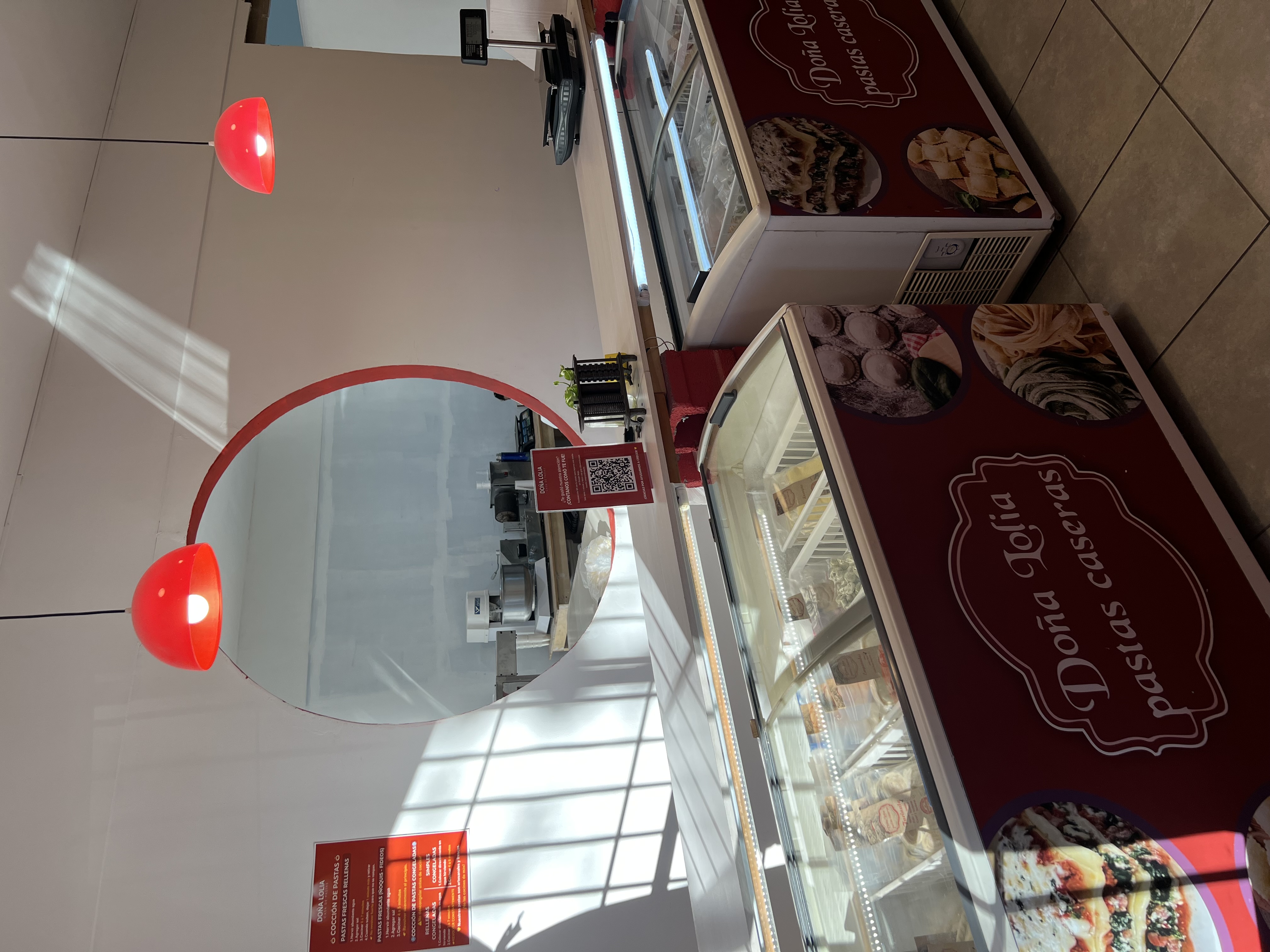 Mostrador y freezers con pastas listas